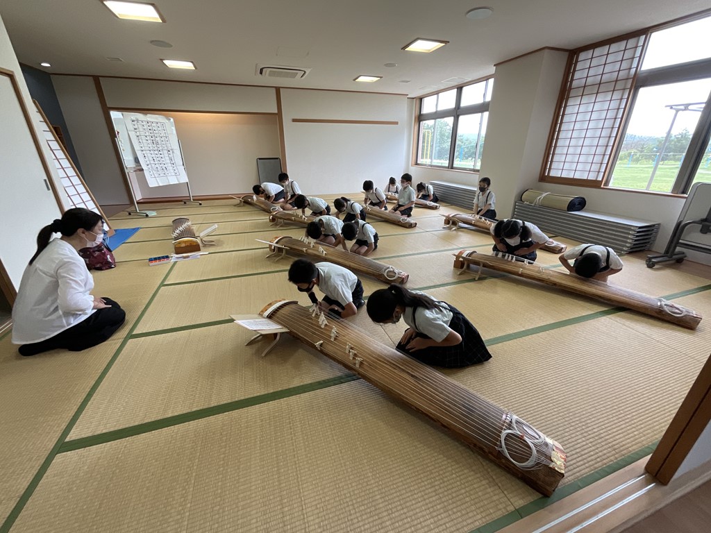 4年生　箏（琴）の授業