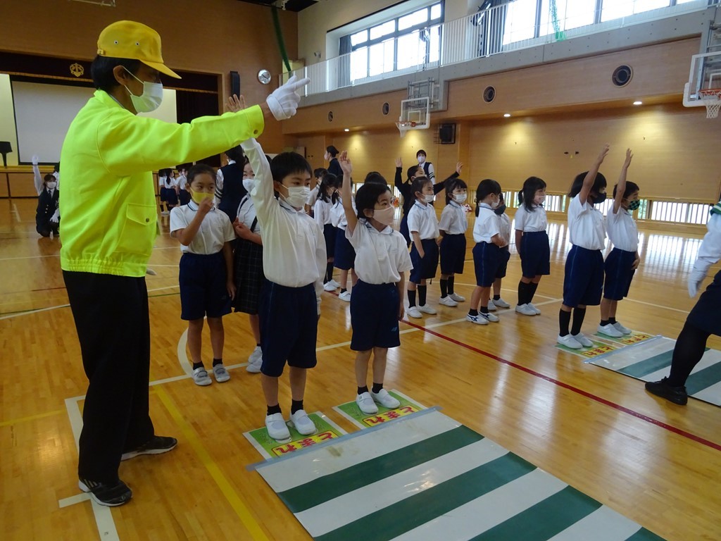 1・2年生 交通安全指導教室