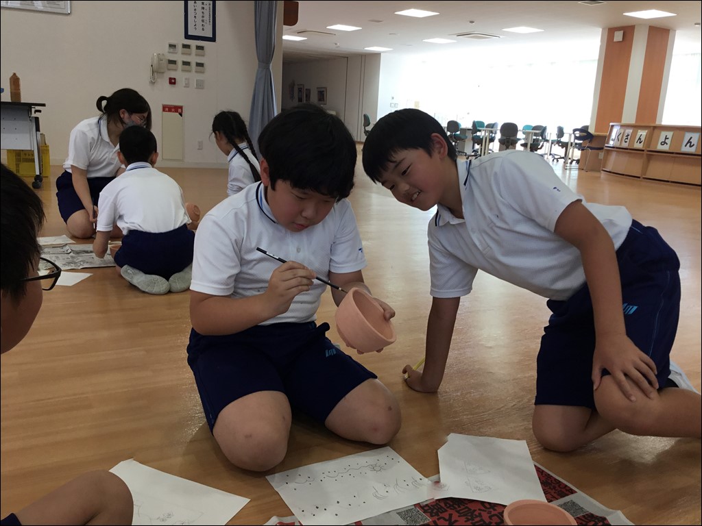 5年生 はっけん「やきもの 絵付け」