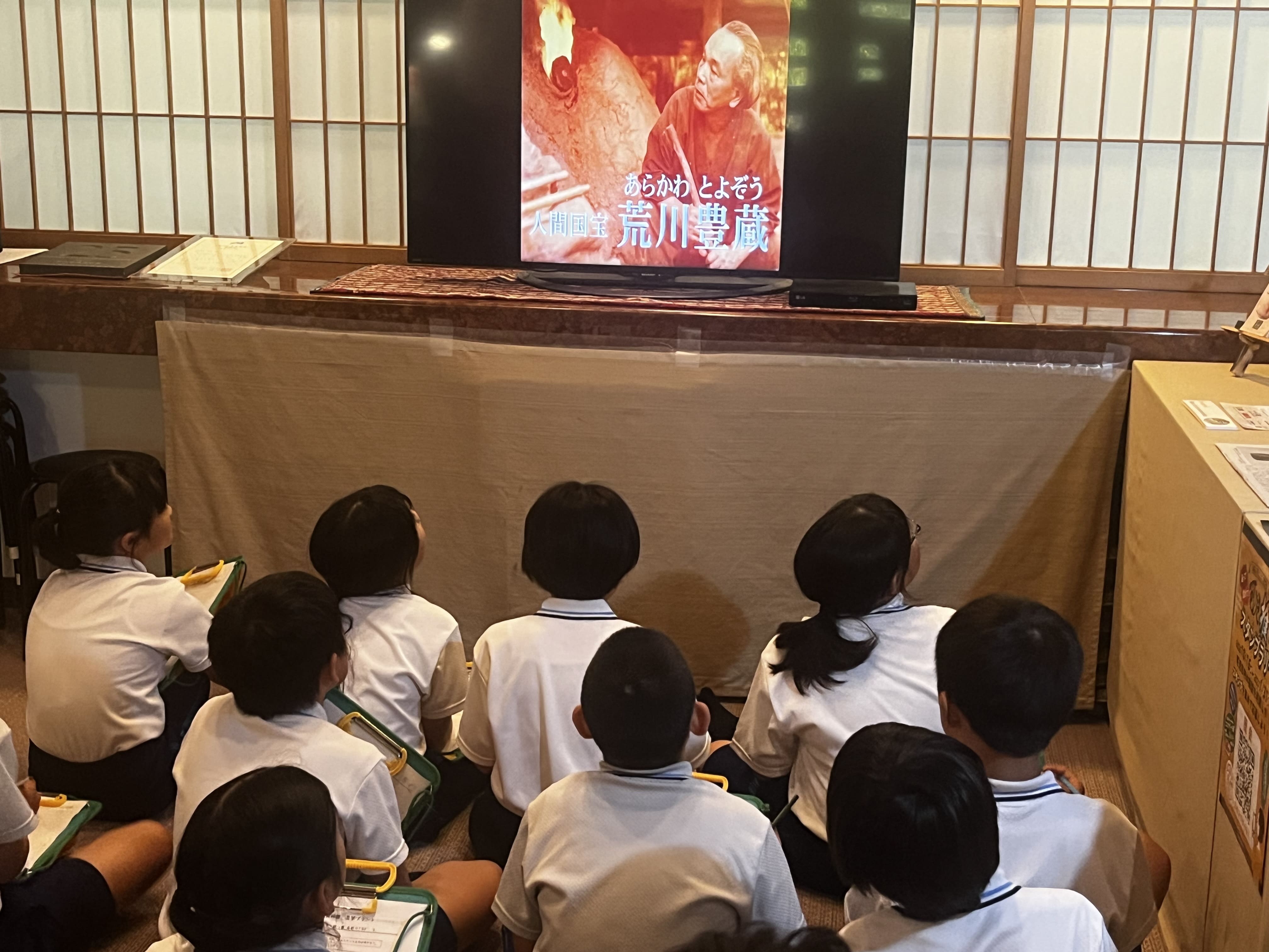 4年生　荒川豊蔵資料館見学