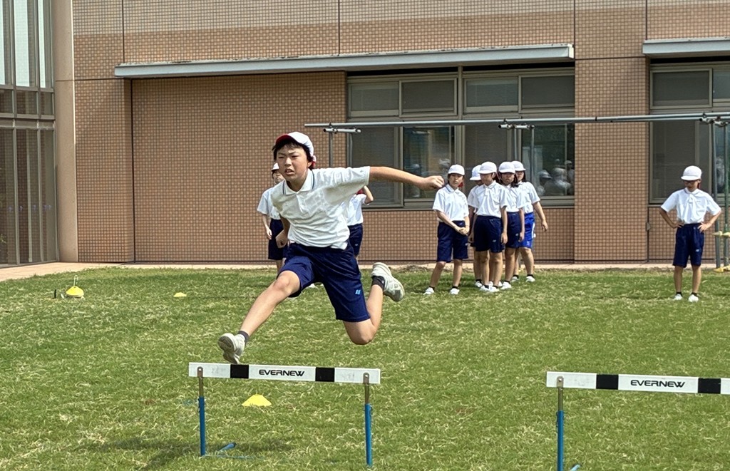 6年生　体育「ハードル走」