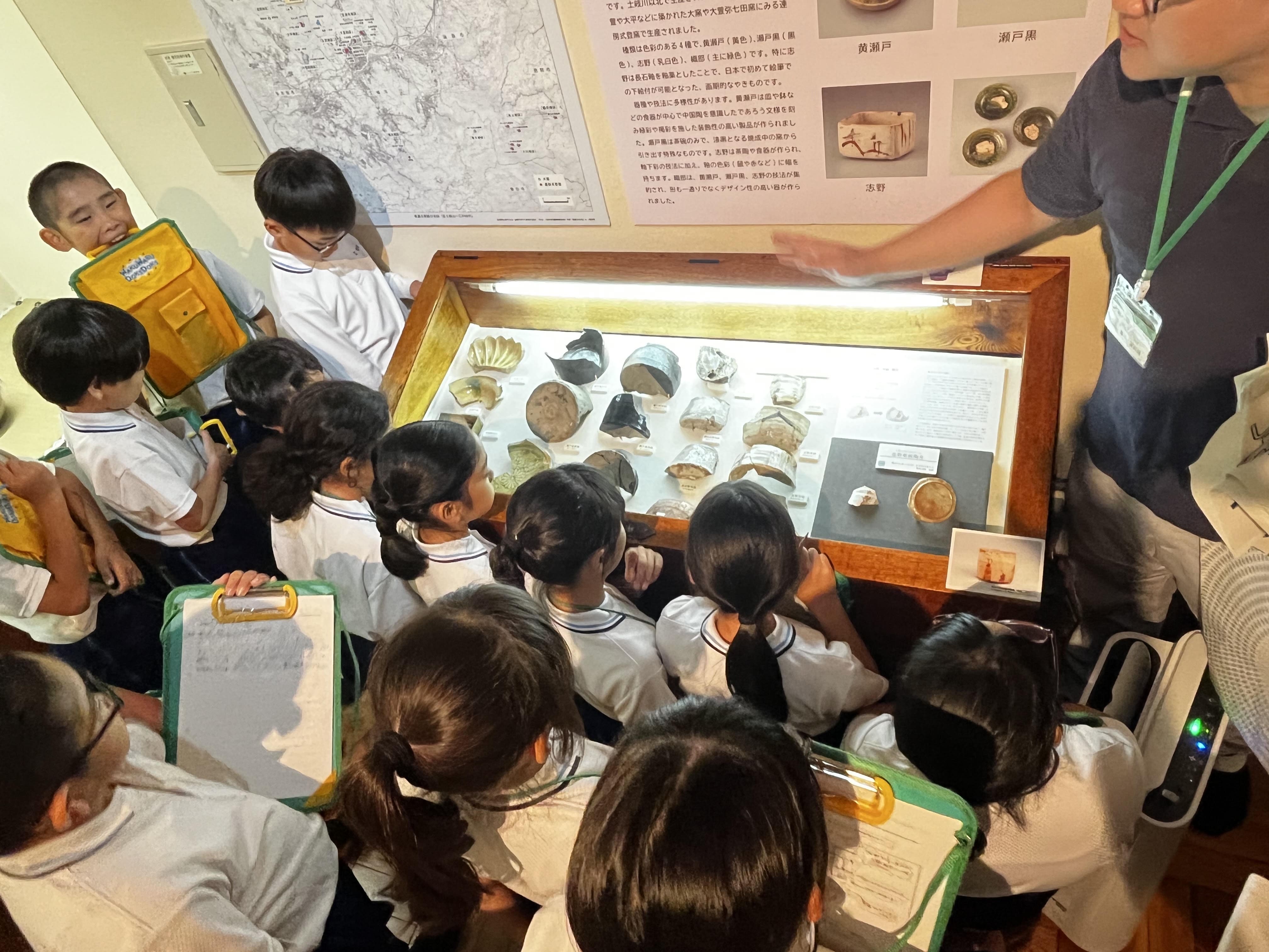 4年生　荒川豊蔵資料館見学