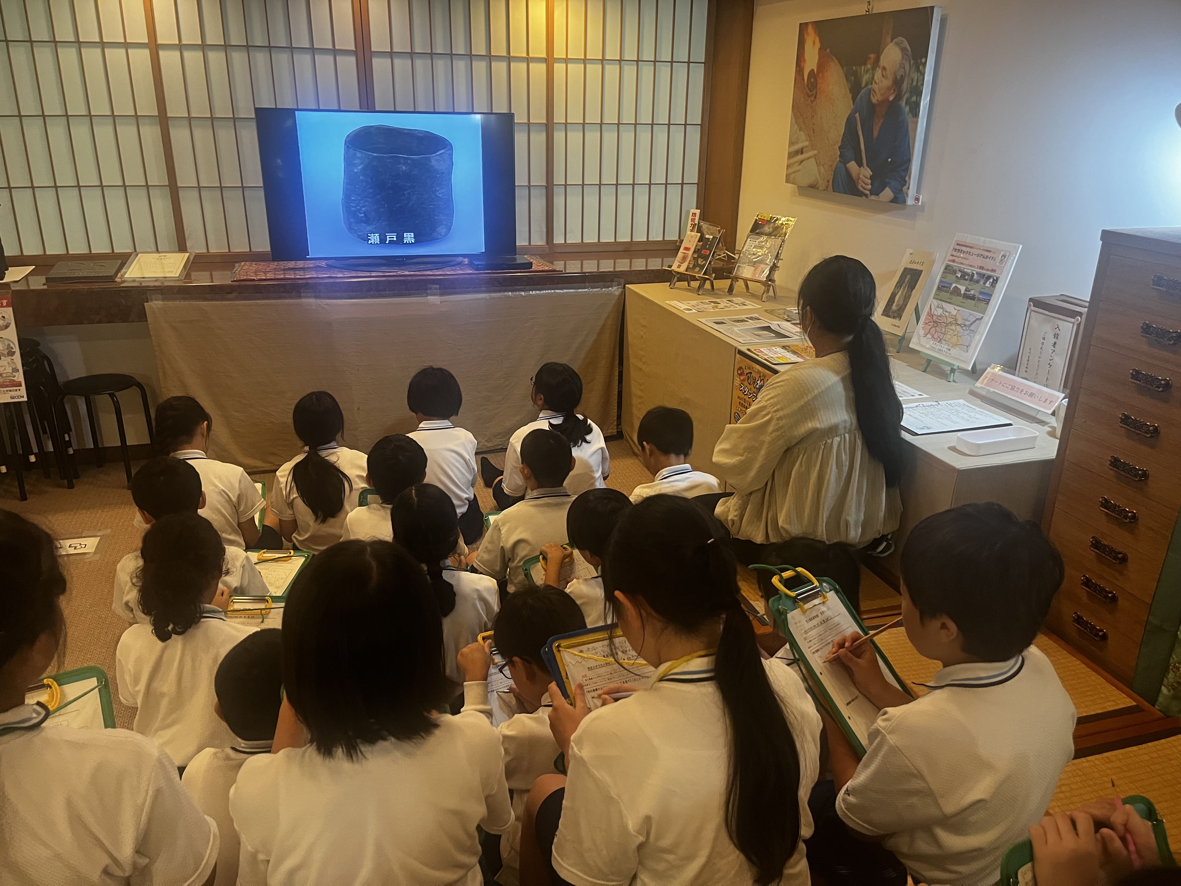 4年生 荒川豊蔵資料館見学