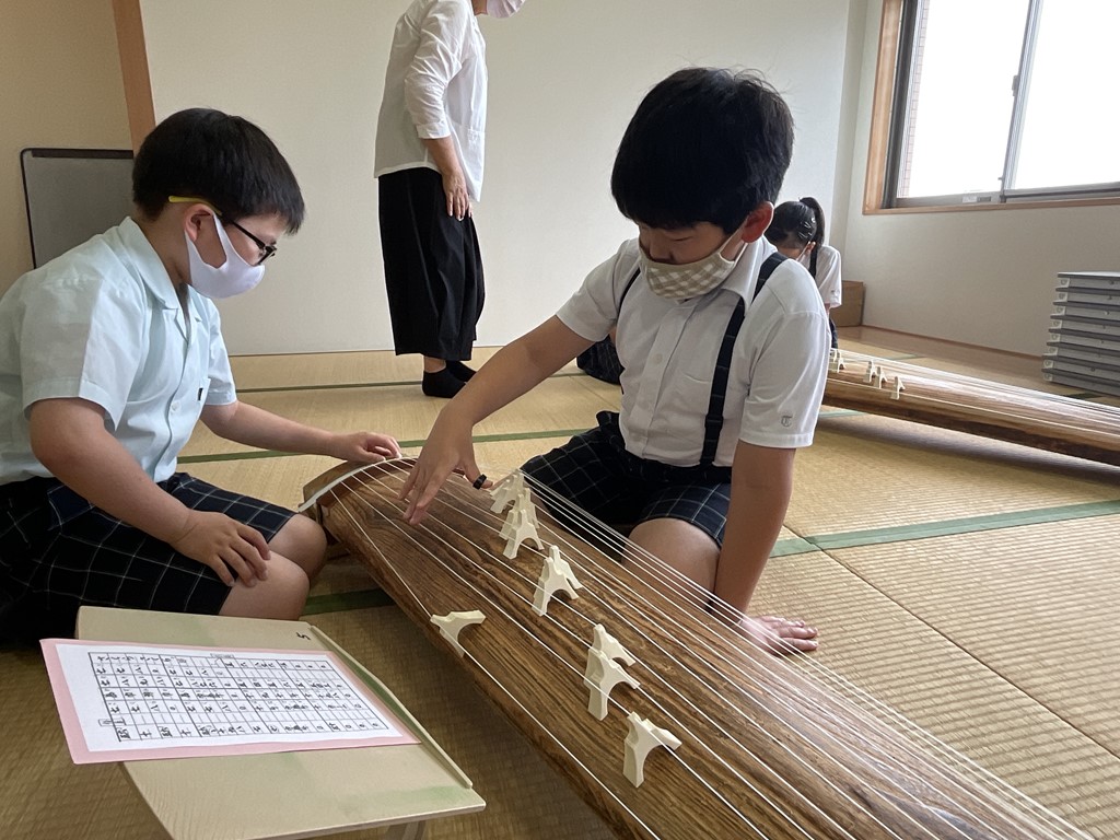 4年生　箏（琴）の授業